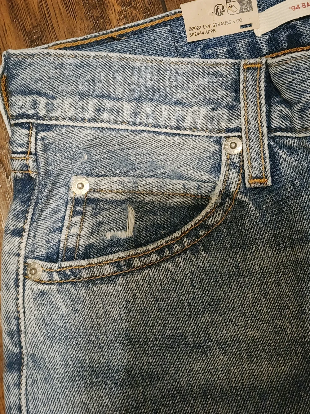 Levi’s Women’s 94 Baggy Jeans 24x31 Light Wash Distressed Mid Rise Straight Leg - Picture 8 of 12